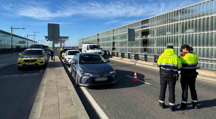 Campaña de control de los Mossos a los VTC Campaña de control de los Mossos a los VTC