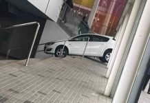 Confunde las escaleras del Mercat de la Florida con la entrada del parking Confunde las escaleras del Mercat de la Florida con la entrada del parking