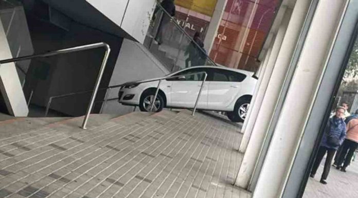 Confunde las escaleras del Mercat de la Florida con la entrada del parking Confunde las escaleras del Mercat de la Florida con la entrada del parking