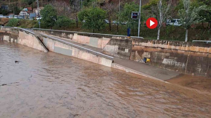 El río Besòs desborda su cauce y obliga a cerrar el Parque Fluvial El río Besòs desborda su cauce y obliga a cerrar el Parque Fluvial
