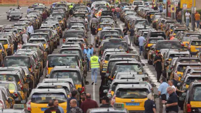 El taxi respalda la nueva ley y prepara un paro total el 9 de diciembre El taxi respalda la nueva ley y prepara un paro total el 9 de diciembre