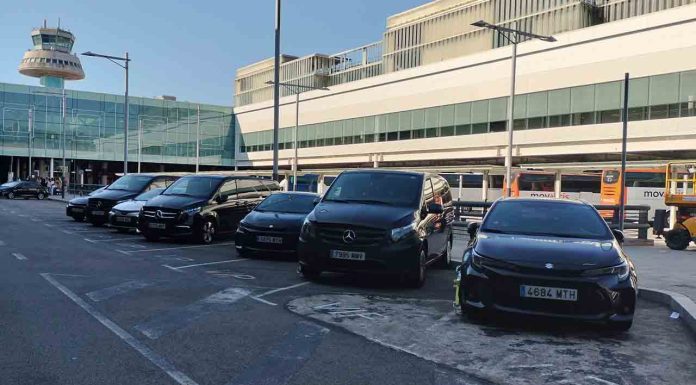 Élite Taxi lanza una campaña en el aeropuerto para alertar sobre los VTC sin autorización Élite Taxi lanza una campaña en el aeropuerto para alertar sobre los VTC sin autorización