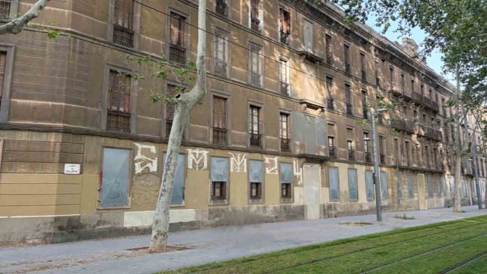 Empieza el derribo de las últimas viviendas militares de la calle Wellington