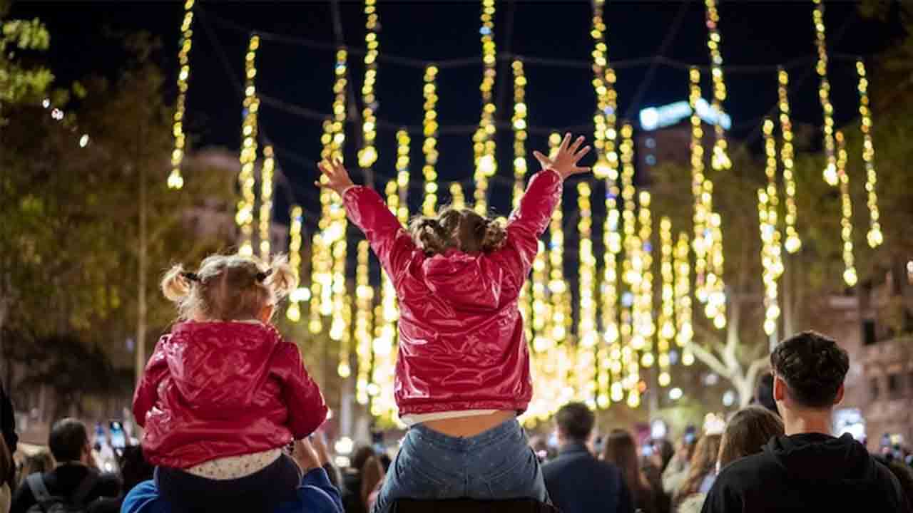 Barcelona celebra la Navidad con una obra lumínica de Xavi Bové Studio 2 Encendido de las luces de Navidad Barcelona 2025