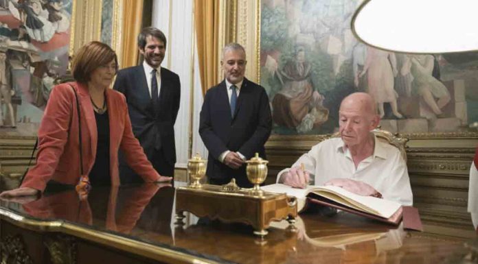 Jordi Borja recibe la Medalla de Oro al Mérito Cívico Jordi Borja recibe la Medalla de Oro al Mérito Cívico