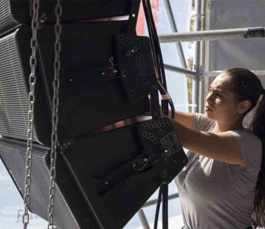 Jóvenes en formación técnica se estrenan en el encendido navideño de Barcelona Jóvenes en formación técnica se estrenan en el encendido navideño de Barcelona