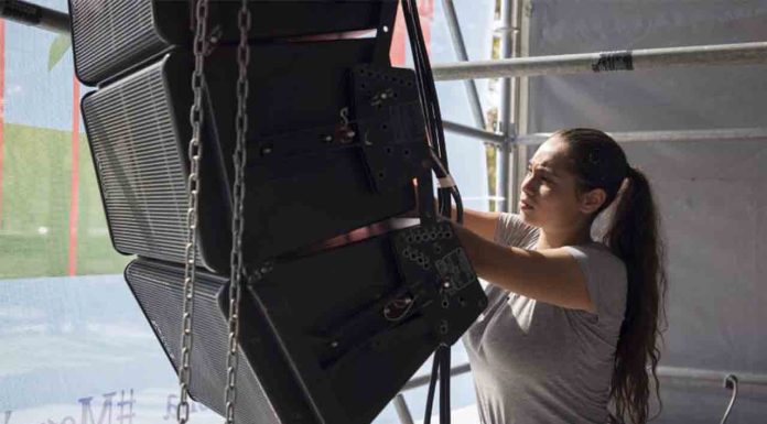 Jóvenes en formación técnica se estrenan en el encendido navideño de Barcelona Jóvenes en formación técnica se estrenan en el encendido navideño de Barcelona