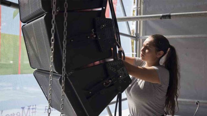 Jóvenes en formación técnica se estrenan en el encendido navideño de Barcelona