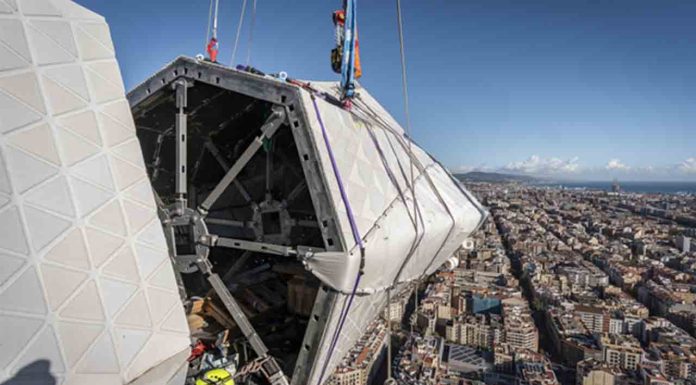 La Sagrada Familia coloca el primer brazo de la cruz de la torre de Jesús La Sagrada Familia coloca el primer brazo de la cruz de la torre de Jesús