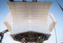 La Sagrada Familia coloca en su torre más alta el núcleo de la cruz La Sagrada Familia coloca en su torre más alta el núcleo de la cruz