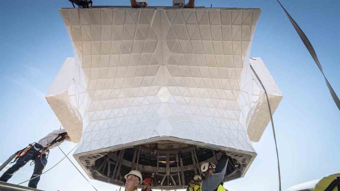 La Sagrada Familia coloca en su torre más alta el núcleo de la cruz