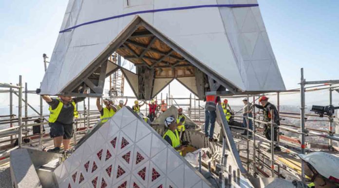 La Sagrada Família instala la primera pieza de la cruz de la torre de Jesucristo La Sagrada Família instala la primera pieza de la cruz de la torre de Jesucristo