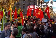 Los docentes se manifiestan en Barcelona para exigir mejoras laborales y educativas Los docentes se manifiestan en Barcelona para exigir mejoras laborales y educativas