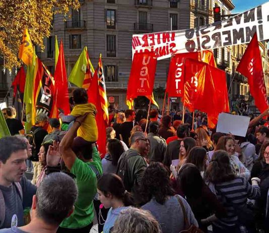 Los docentes se manifiestan en Barcelona para exigir mejoras laborales y educativas Los docentes se manifiestan en Barcelona para exigir mejoras laborales y educativas