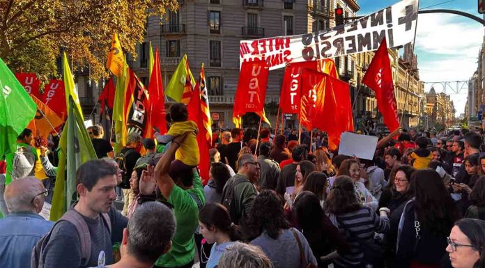 Los docentes se manifiestan en Barcelona para exigir mejoras laborales y educativas Los docentes se manifiestan en Barcelona para exigir mejoras laborales y educativas