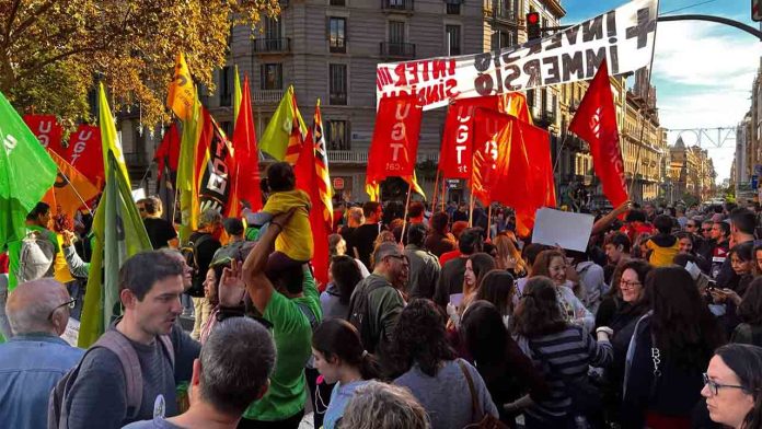 Los docentes se manifiestan en Barcelona para exigir mejoras laborales y educativas Los docentes se manifiestan en Barcelona para exigir mejoras laborales y educativas