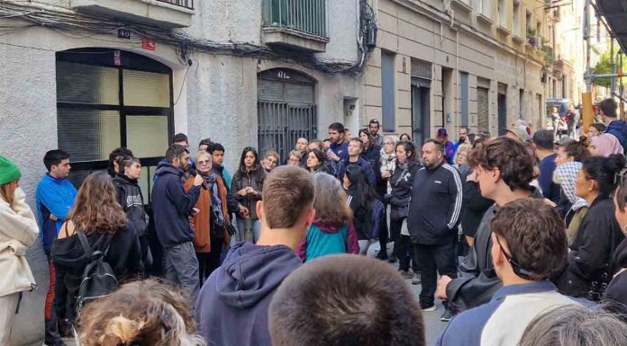 Movilización para frenar el desahucio de Josep, afectado por el proyecto del Calaix de Sants Movilización para frenar el desahucio de Josep, afectado por el proyecto del Calaix de Sants