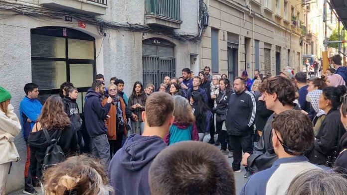 Movilización para frenar el desahucio de Josep, afectado por el proyecto del Calaix de Sants Movilización para frenar el desahucio de Josep, afectado por el proyecto del Calaix de Sants