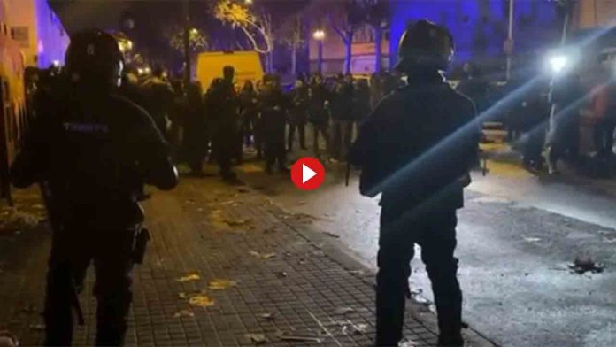 Arranca el macrodesalojo del antiguo instituto B9 de Badalona Arranca el macrodesalojo del antiguo instituto B9 de Badalona