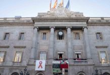 Barcelona despliega el Tapiz Memorial del Sida en el Ayuntamiento Barcelona despliega el Tapiz Memorial del Sida en el Ayuntamiento