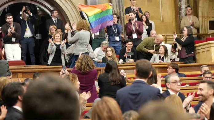 El Parlament da luz verde a la nueva ley para erradicar la LGTBI-fobia El Parlament da luz verde a la nueva ley para erradicar la LGTBI-fobia