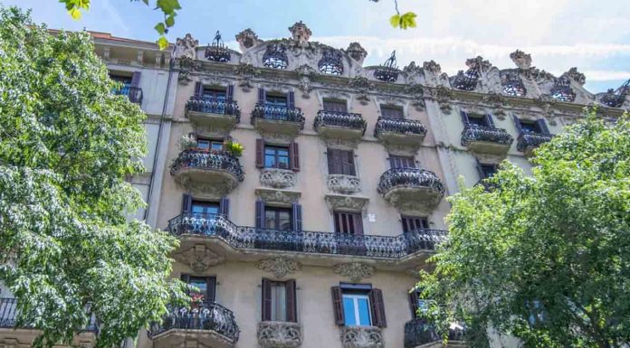 El Parlament impulsa la tramitación de la nueva ley del taxi y las VTC El Parlament da luz verde a una ley pionera para regular el alquiler de temporada