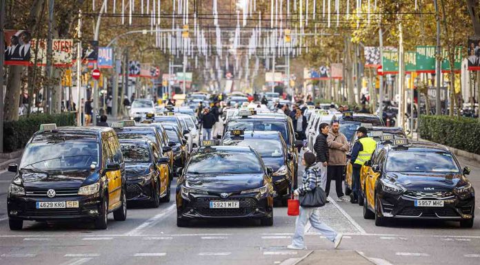 Élite Taxi denuncia a Uber y solicita la revocación de sus licencias en Catalunya Élite Taxi denuncia a Uber y solicita la revocación de sus licencias en Catalunya