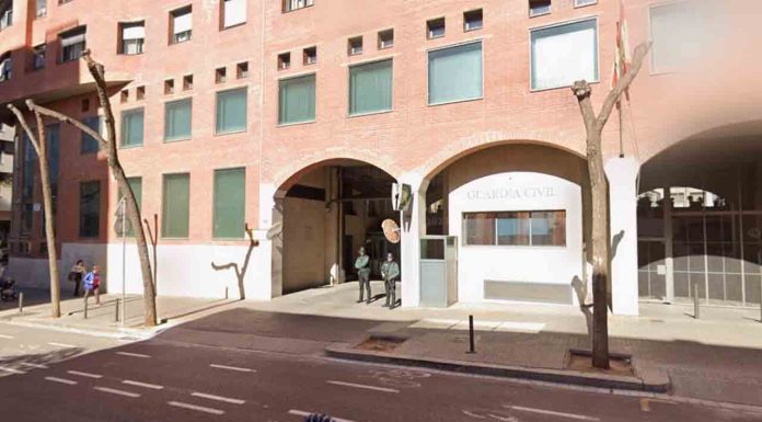 Elite Taxi denuncia ante la Guardia Civil a Uber por evasión fiscal Elite Taxi denuncia ante la Guardia Civil a Uber por evasión fiscal