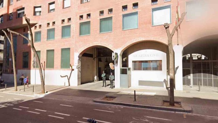 Elite Taxi denuncia ante la Guardia Civil a Uber por evasión fiscal Elite Taxi denuncia ante la Guardia Civil a Uber por evasión fiscal