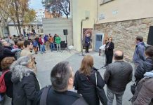 Inaugurado el nuevo atril de memoria del Refugio 819 en la plaza Benet i Muixí Inaugurado el nuevo atril de memoria del Refugio 819 en la plaza Benet i Muixí