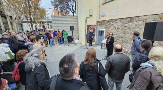 Inaugurado el nuevo atril de memoria del Refugio 819 en la plaza Benet i Muixí Inaugurado el nuevo atril de memoria del Refugio 819 en la plaza Benet i Muixí