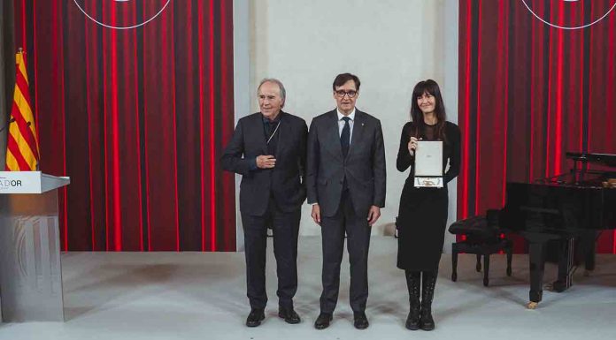 La Generalitat concede la Medalla de Oro a Joan Manuel Serrat y Núria Espert La Generalitat concede la Medalla de Oro a Joan Manuel Serrat y Núria Espert