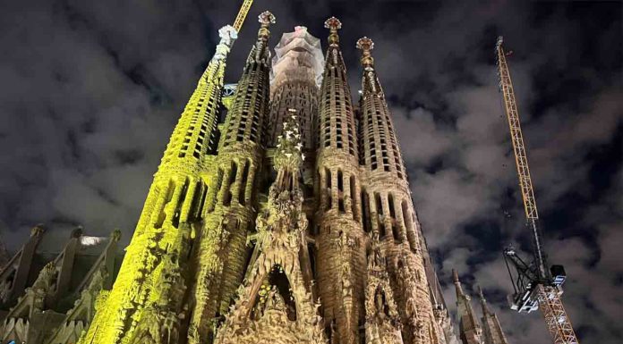 La Sagrada Familia recuerda el centenario de la torre que Gaudí vio nacer La Sagrada Familia recuerda el centenario de la torre que Gaudí vio nacer