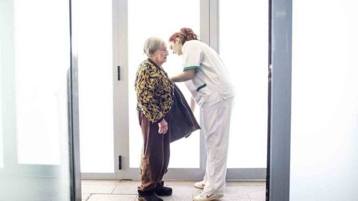 Les Corts impulsa un ciclo para frenar el edadismo Les Corts impulsa un ciclo para frenar el edadismo