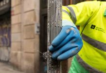 Más de 60.000 carteles y adhesivos retirados de la vía pública Más de 60.000 carteles y adhesivos retirados de la vía pública