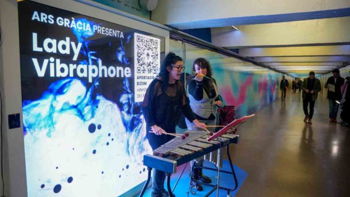 Passeig de Gràcia estrena un pasillo de metro interactivo Passeig de Gràcia estrena un pasillo de metro interactivo