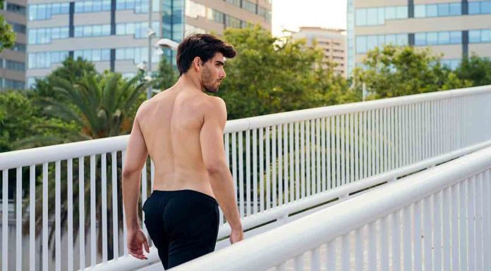 Se acabó pasear sin camiseta en Barcelona: multas desde febrero de 2026 Se acabó pasear sin camiseta en Barcelona multas desde febrero de 2026