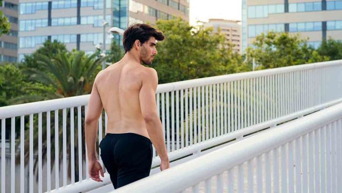 Se acabó pasear sin camiseta en Barcelona multas desde febrero de 2026
