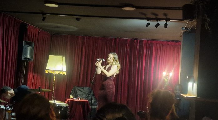 Tery Lazar devuelve el alma al deseo en un show que apuesta por el amor