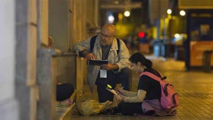 Arrels critica una ordenanza de civismo que castiga la pobreza