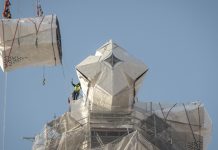Avanza la culminación de la cruz de la torre de Jesús de la Sagrada Familia Avanza la culminación de la cruz de la torre de Jesús de la Sagrada Familia