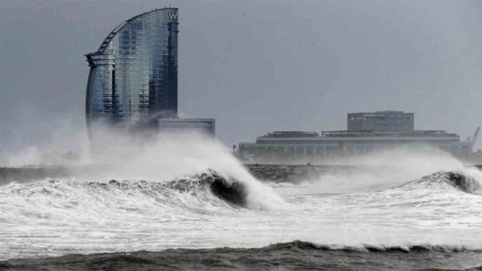 Barcelona activa el Plan de Emergencia por mal estado del mar