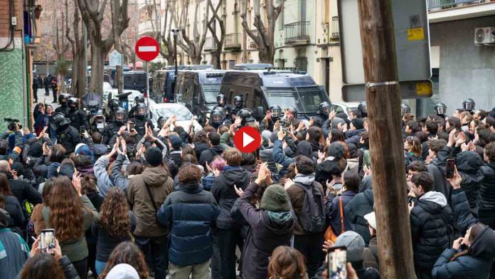 Desalojo con tensión del centro social L’Analògica en el Guinardó