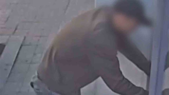 Detenidos dos hombres por estafar a personas mayores en parquímetros