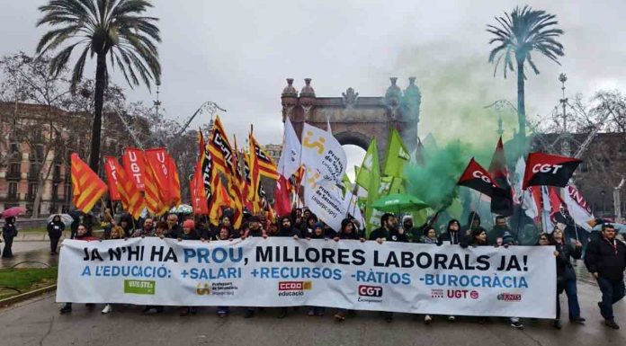 El profesorado sale a la calle para reclamar subidas salariales El profesorado sale a la calle para reclamar subidas salariales