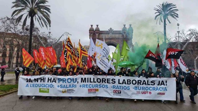 El profesorado sale a la calle para reclamar subidas salariales