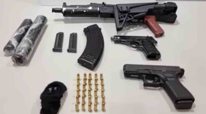 La Guàrdia Urbana intercepta un subfusil con silenciadores a un conductor La Guàrdia Urbana intercepta un subfusil con silenciadores a un conductor