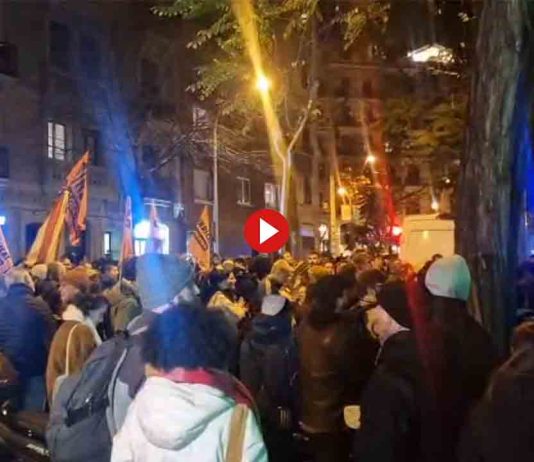 Protesta frente a la sede de Junts por el rechazo al decreto antidesahucios Protesta frente a la sede de Junts por el rechazo al decreto antidesahucios