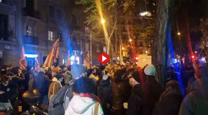 Protesta frente a la sede de Junts por el rechazo al decreto antidesahucios Protesta frente a la sede de Junts por el rechazo al decreto antidesahucios