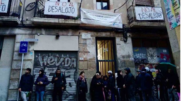 Protesta vecinal en el Raval ante el desahucio de varias familias Protesta vecinal en el Raval ante el desahucio de varias familias